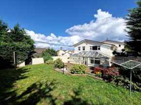 Spacious Four Bedroom House, 3 min walk to beach